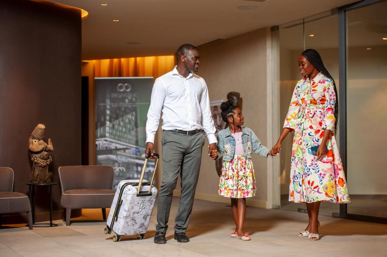 Noom Hotel Abidjan Plateau Exterior foto Family at the airport