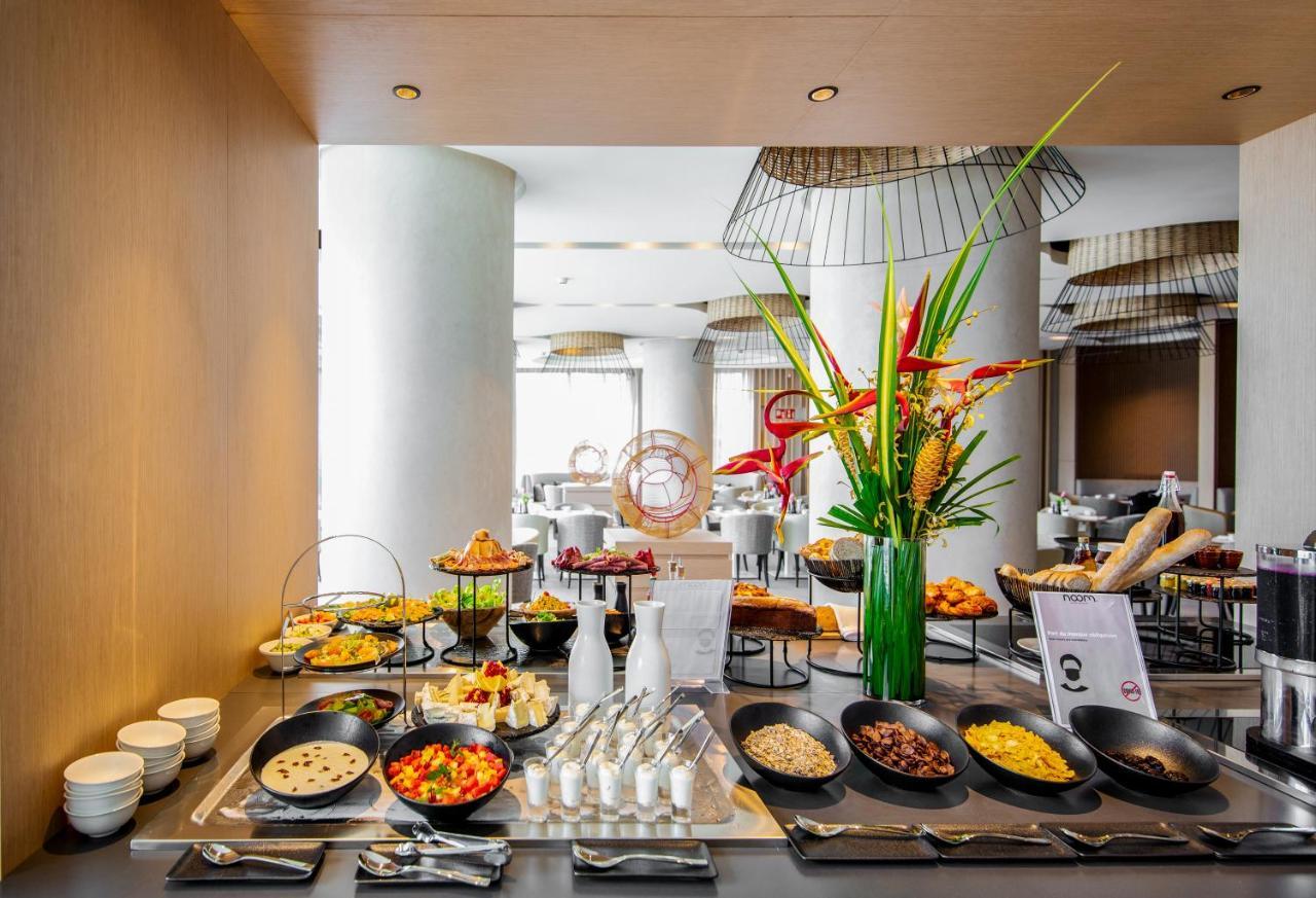 Noom Hotel Abidjan Plateau Exterior foto A buffet at a hotel