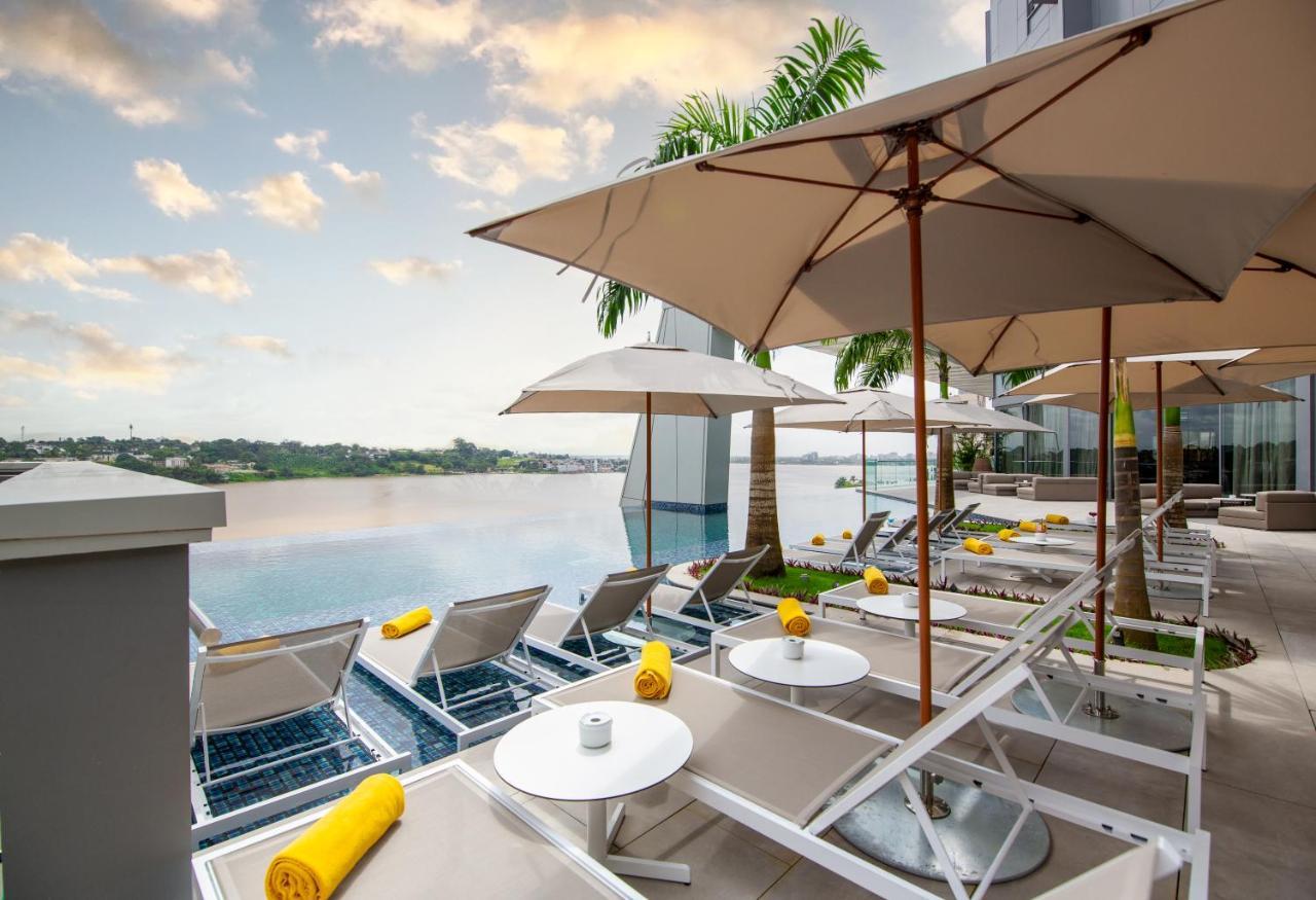 Noom Hotel Abidjan Plateau Exterior foto The pool at the hotel