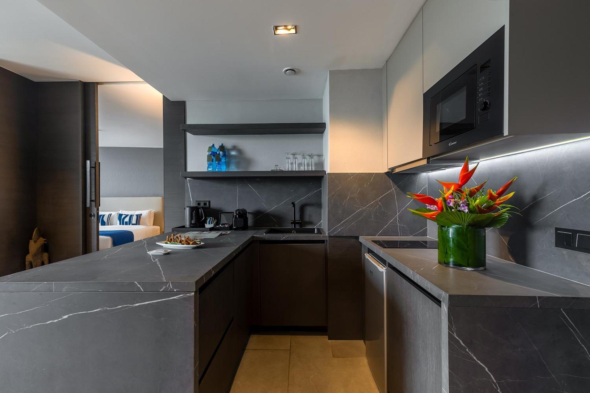 Noom Hotel Abidjan Plateau Exterior foto A modern kitchen
