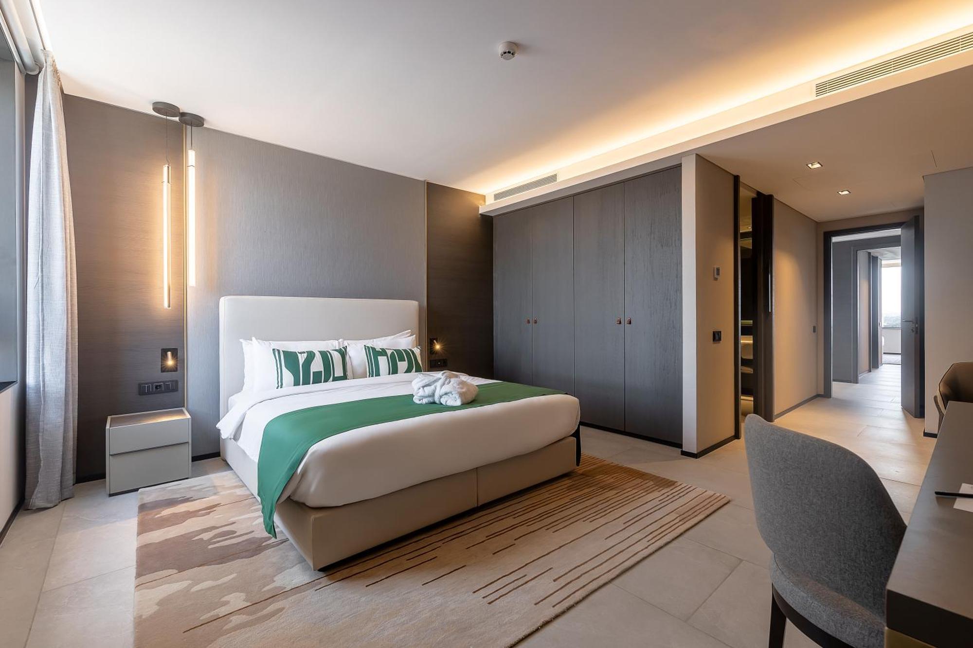 Noom Hotel Abidjan Plateau Exterior foto A bedroom at the hotel