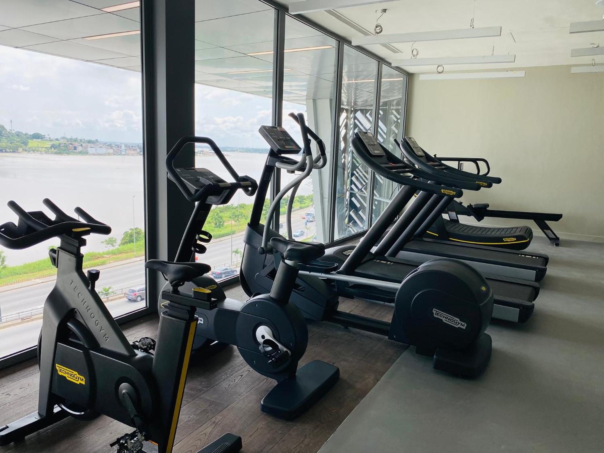 Noom Hotel Abidjan Plateau Exterior foto The gym at the hotel