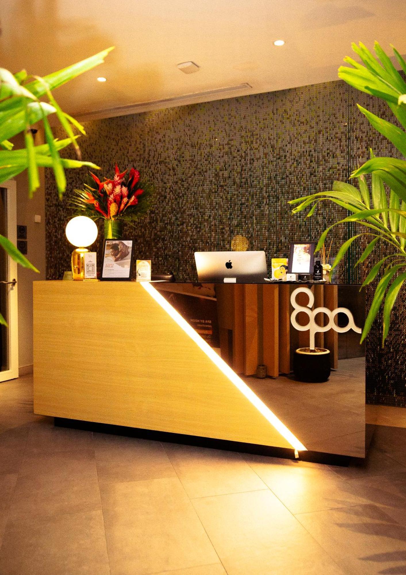 Noom Hotel Abidjan Plateau Exterior foto Reception desk at a hotel