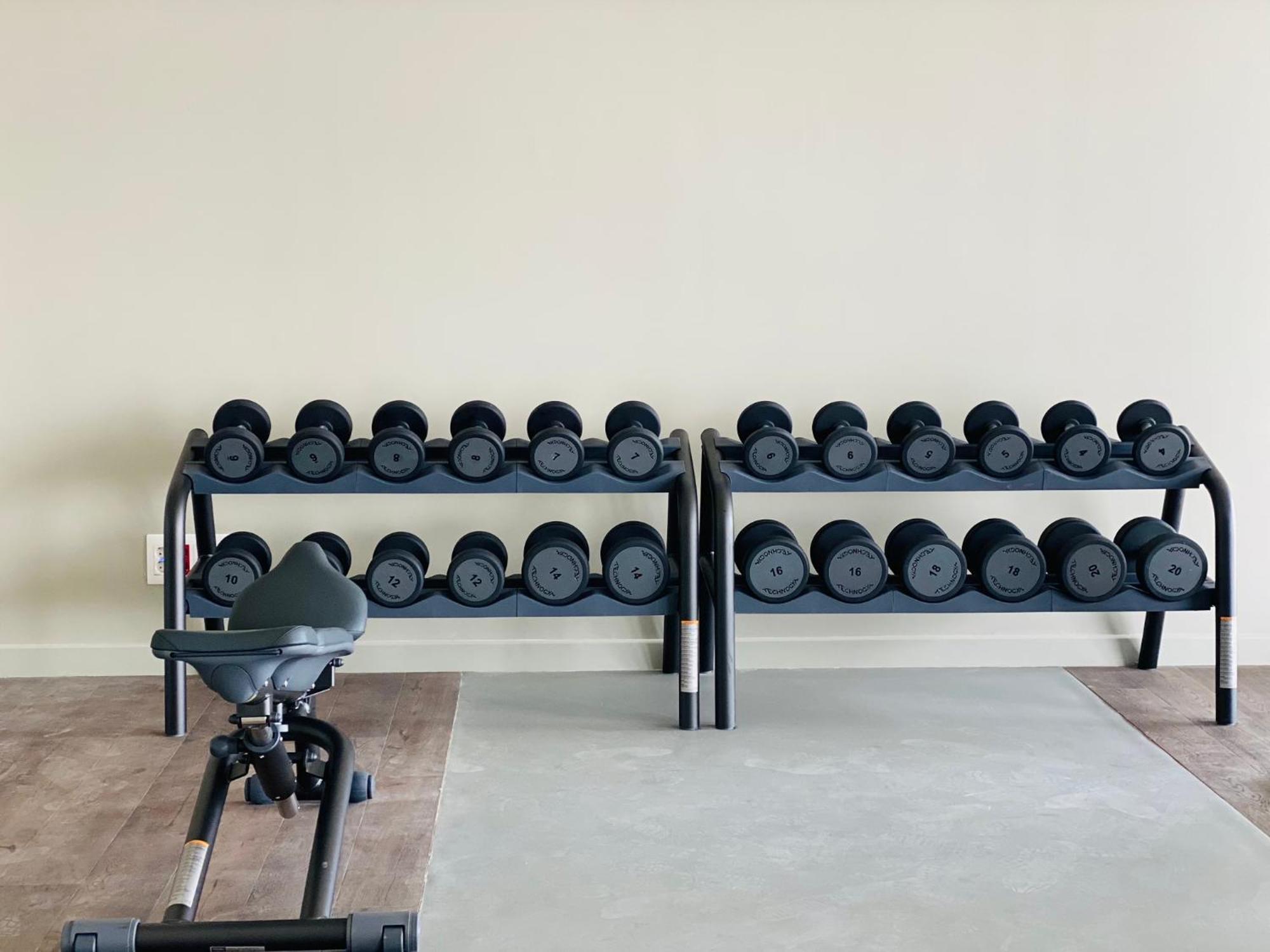 Noom Hotel Abidjan Plateau Exterior foto Dumbbell rack