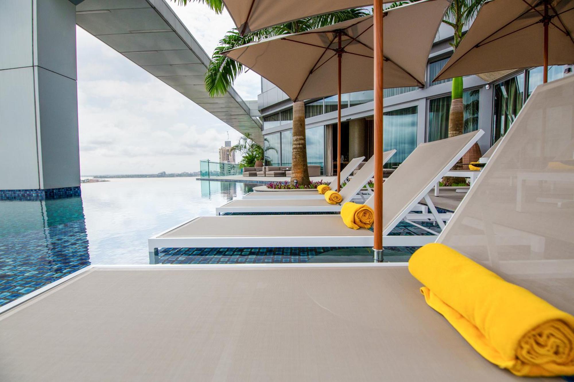 Noom Hotel Abidjan Plateau Exterior foto The swimming pool at the hotel
