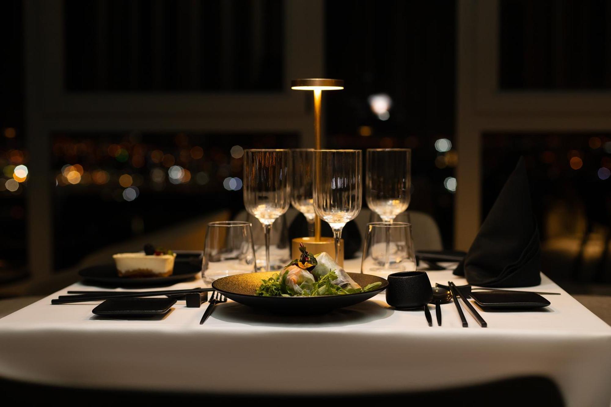 Noom Hotel Abidjan Plateau Exterior foto Table setting at the restaurant